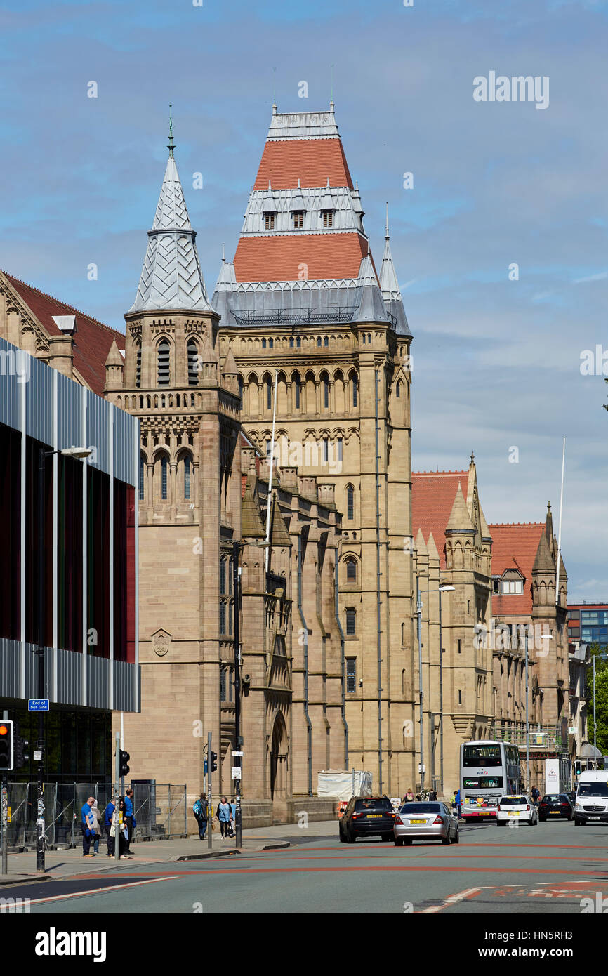 Sonnigen Tag große Wahrzeichen gotische äußere Gebäudeteil des Manchester University Campus, Whitworth Halle im Hauptkorridor A34 Oxford Road bus Stockfoto
