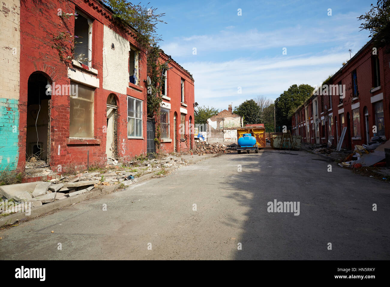 Verlassener verurteilt leerstehende Häuser, typische Backstein gebaut 2 bis 2 terrassenförmig angelegten Straße bereit für herunterziehen Abriss in Bootle nördlich von Liverpool, Merseysi Stockfoto