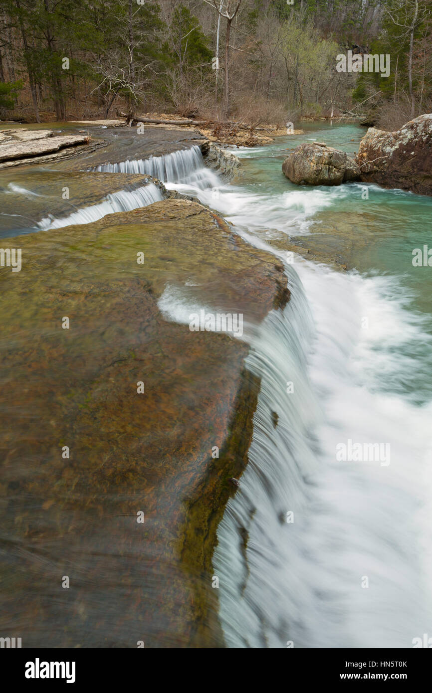 Sechs Finger fällt auf fallende Wasser Creek in Richland Creek Wilderness of Arkansas im Frühjahr. USA. Stockfoto