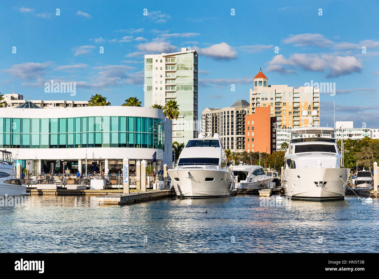 Marina Jack Restaurant und Yachten mit Skyline der Stadt, Sarasota, Florida, USA. Stockfoto