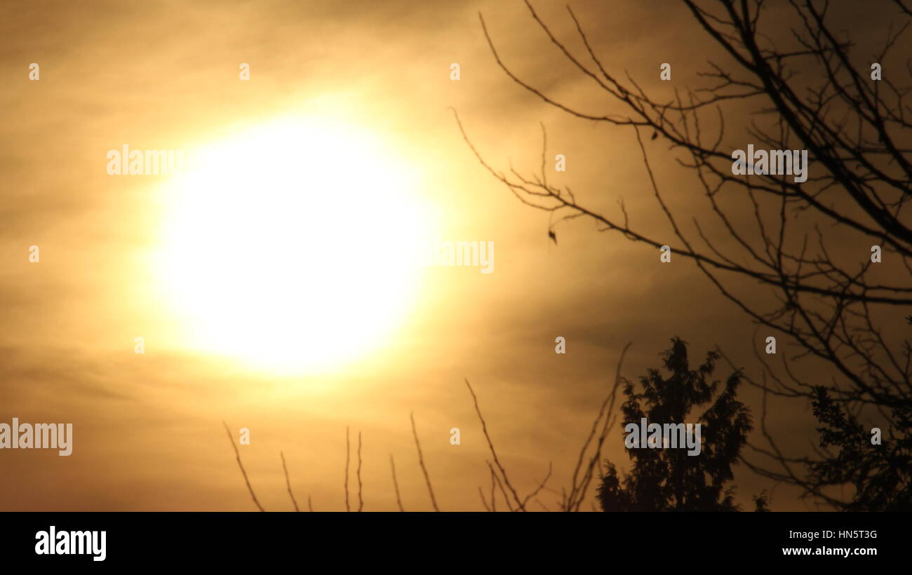 Sonne durch dünne Wolken Stockfoto