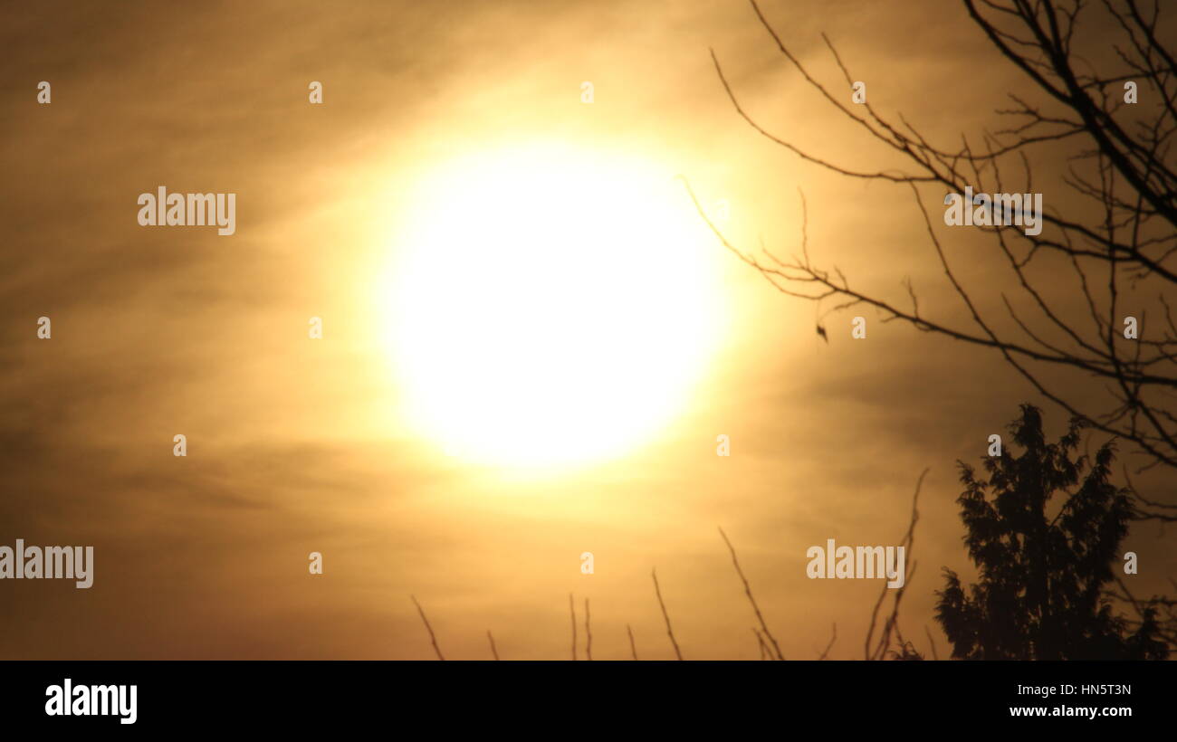 Sonne durch dünne Wolken Stockfoto