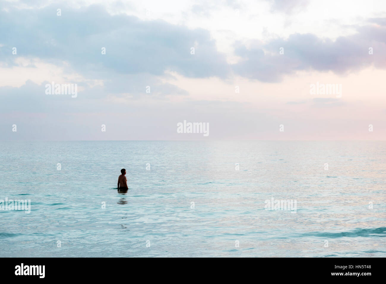 Einsamer Mann im tropischen Meerwasser, Siesta Key Beach, Florida, USA. Stockfoto