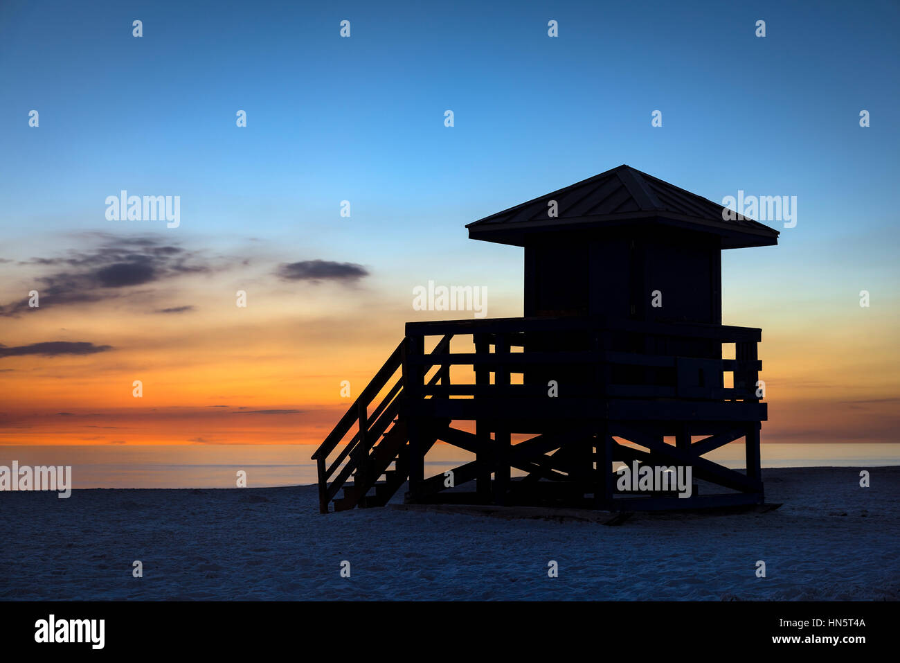 Rettungsschwimmer-Hütte bei Sonnenuntergang, Siesta Key Beach, Florida, USA. Stockfoto