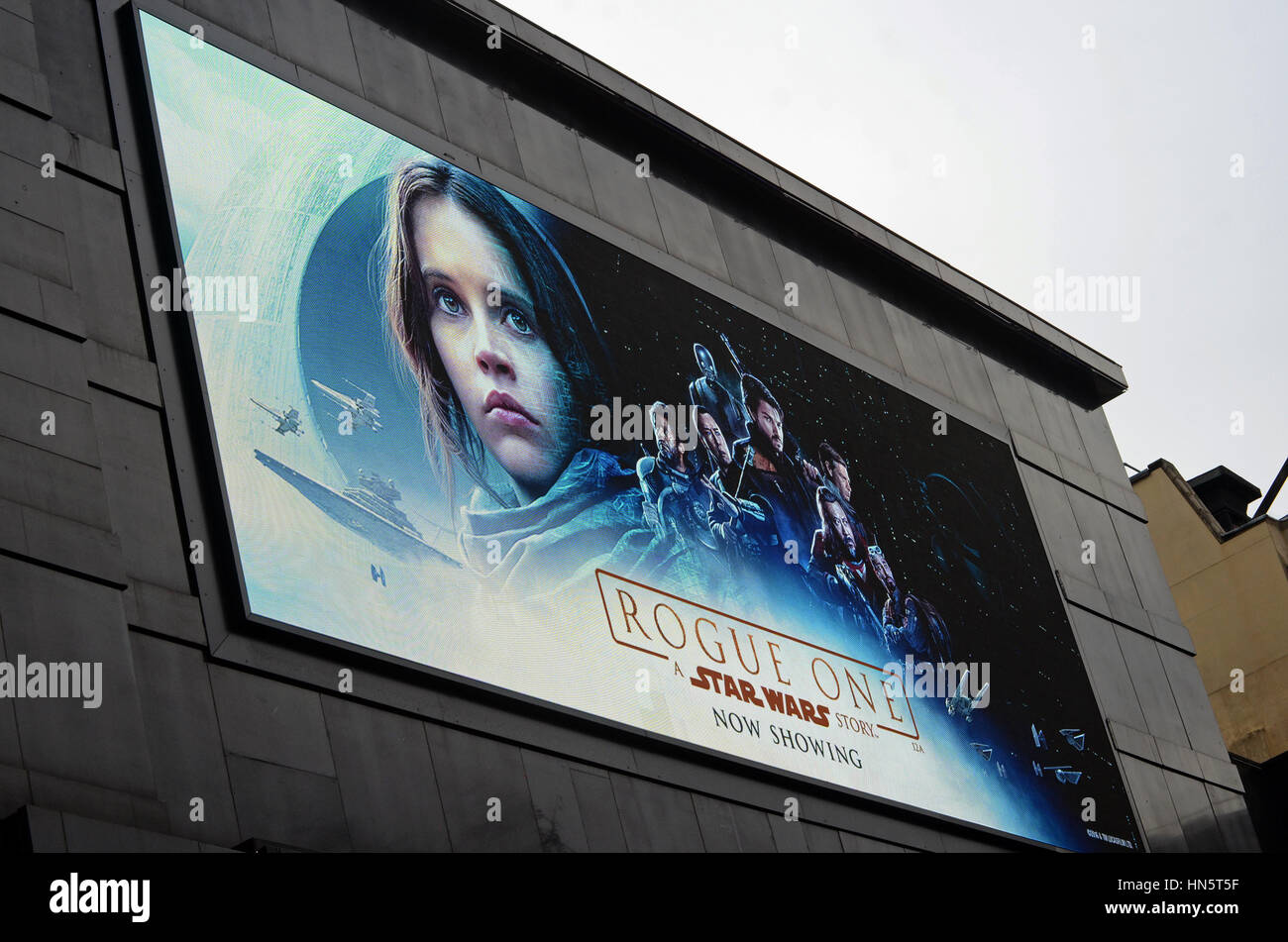 London, UK, 02.06.2017 ein Starwars Rogue Plakatwand im Odeon Leicester Square im West End. Stockfoto