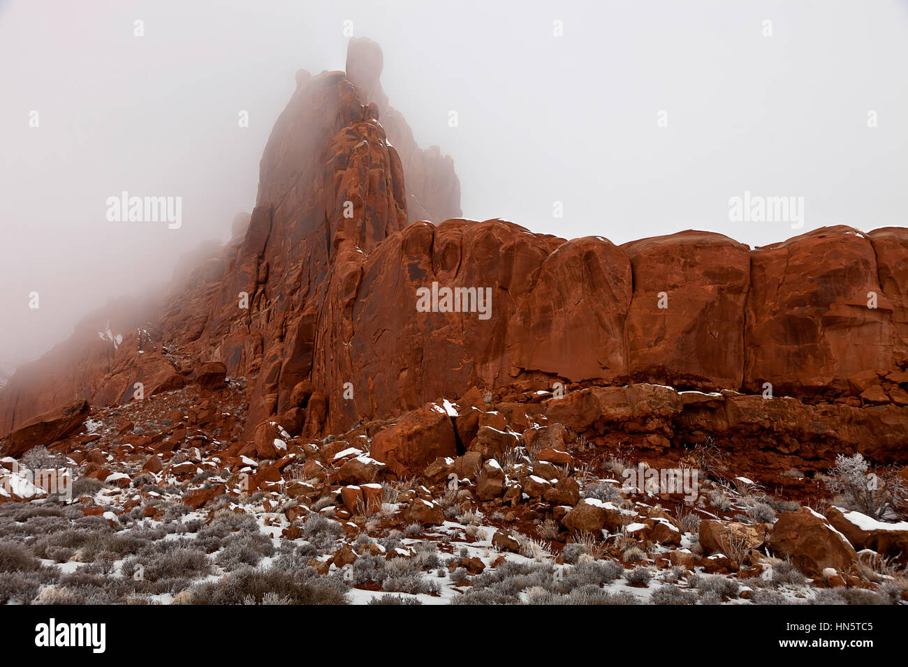 Morgennebel trifft roten Felsformationen in den Canyonlands National Park, Moab, Utah, USA Stockfoto