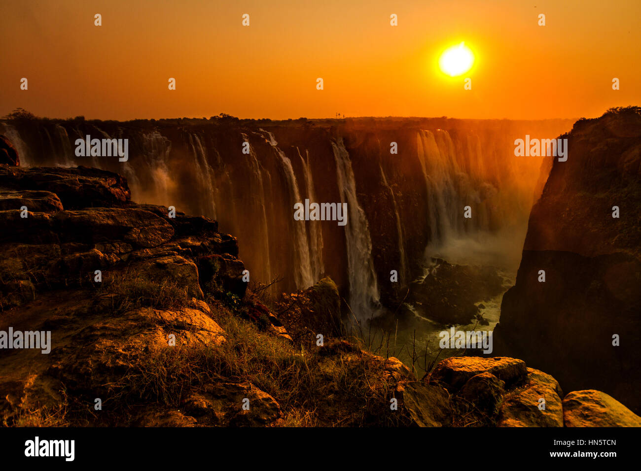 Orangefarbenen Himmel Sonnenuntergang der Victoriafälle, Sambesi, Simbabwe, Sambia, Südafrika, Afrika Stockfoto