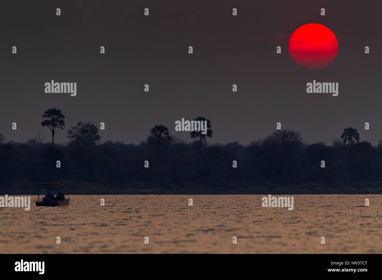 Red Sunset am Zambezi River grenzt an Sambia und Simbabwe, Afrika Stockfoto