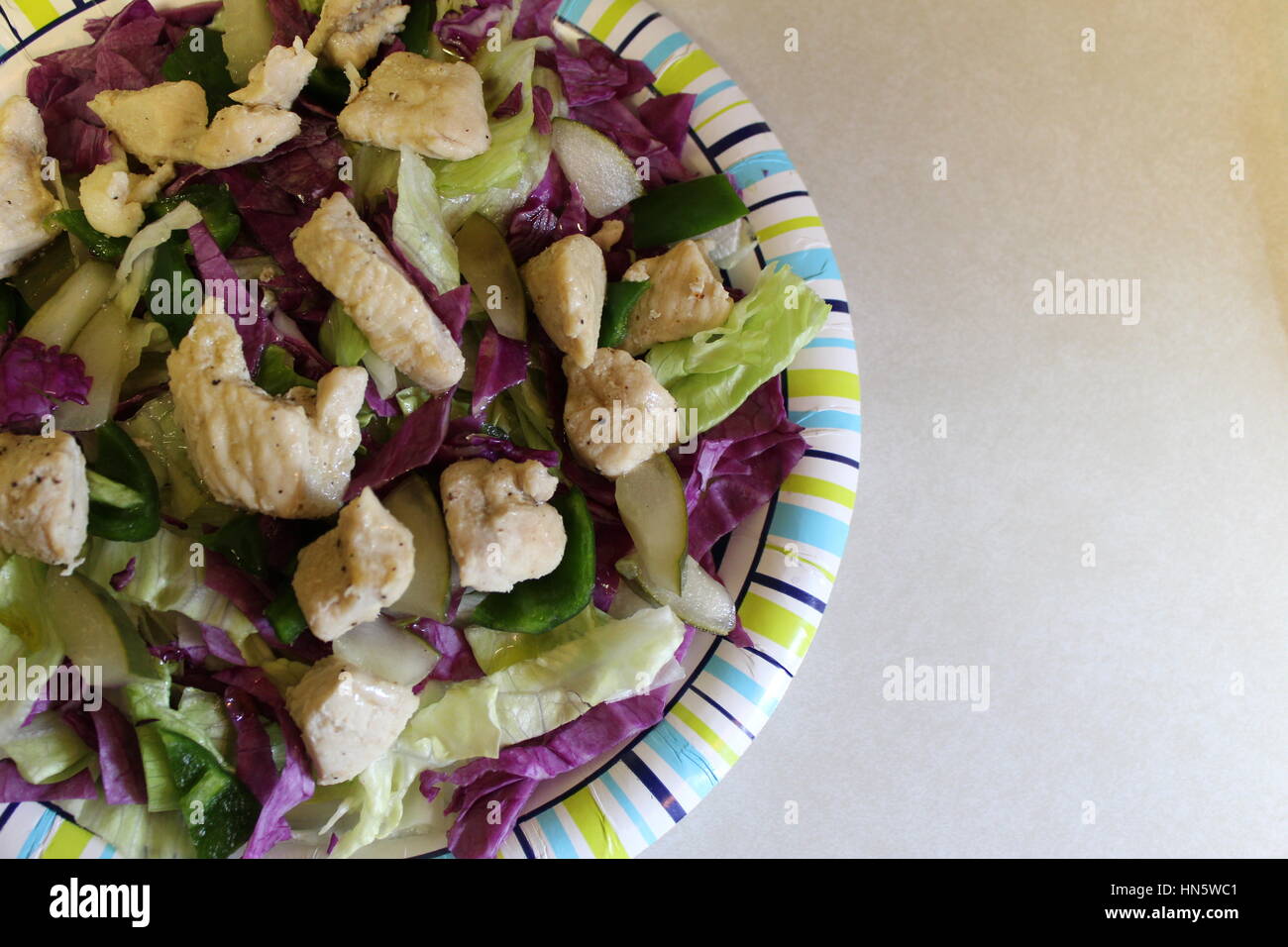 Hähnchen-Salat mit Paprika, Kohl, Gurken Stockfoto