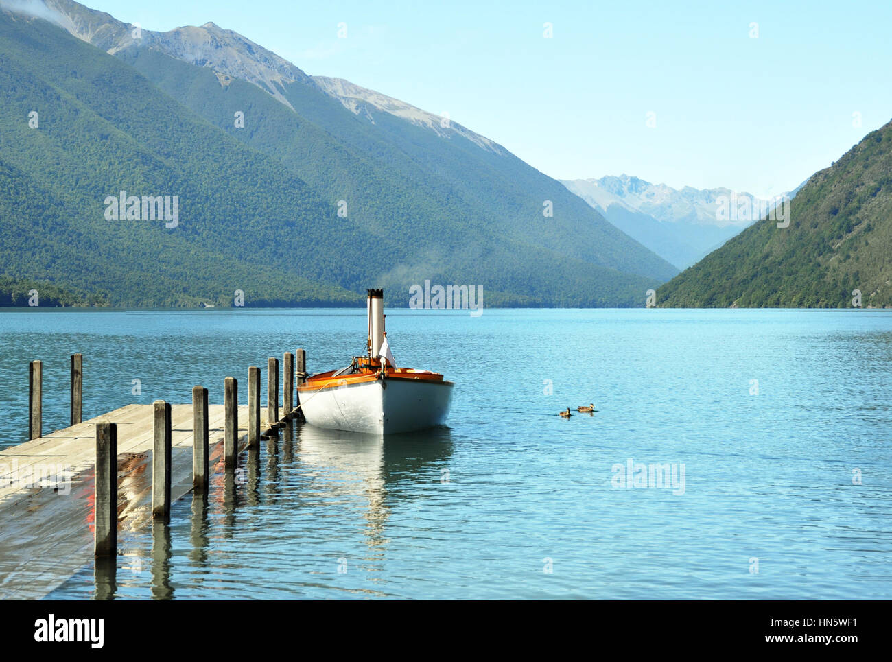 Dampf Boot und Steg am Lake Rotoiti im Nelson Lakes District der Südinsel, Neuseeland. Stockfoto