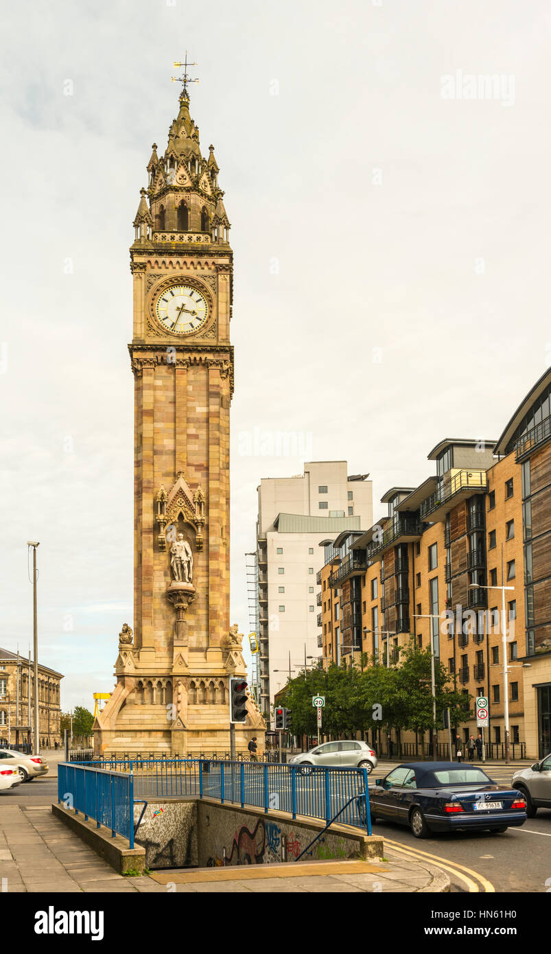 Das Albert Memorial Clock (1869) ist ein Wahrzeichen von Belfast und befindet sich am Queen Square, Belfast, Nordirland, Vereinigtes Königreich. Stockfoto