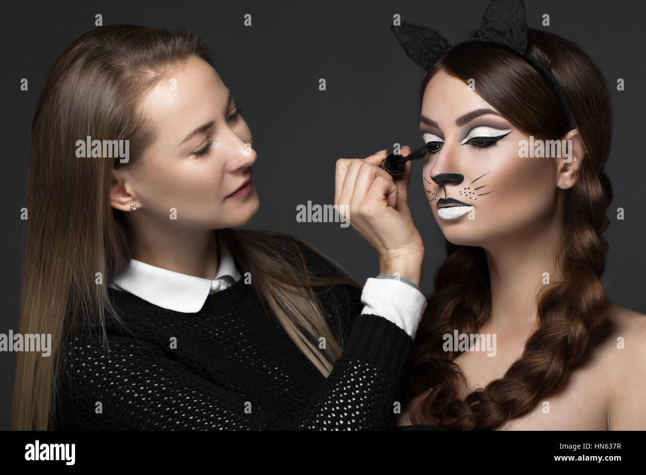 Zwei schöne Mädchen auf Foto schießen Gesicht Make-up auftragen. Schönheit Mode-Modell. Stockfoto
