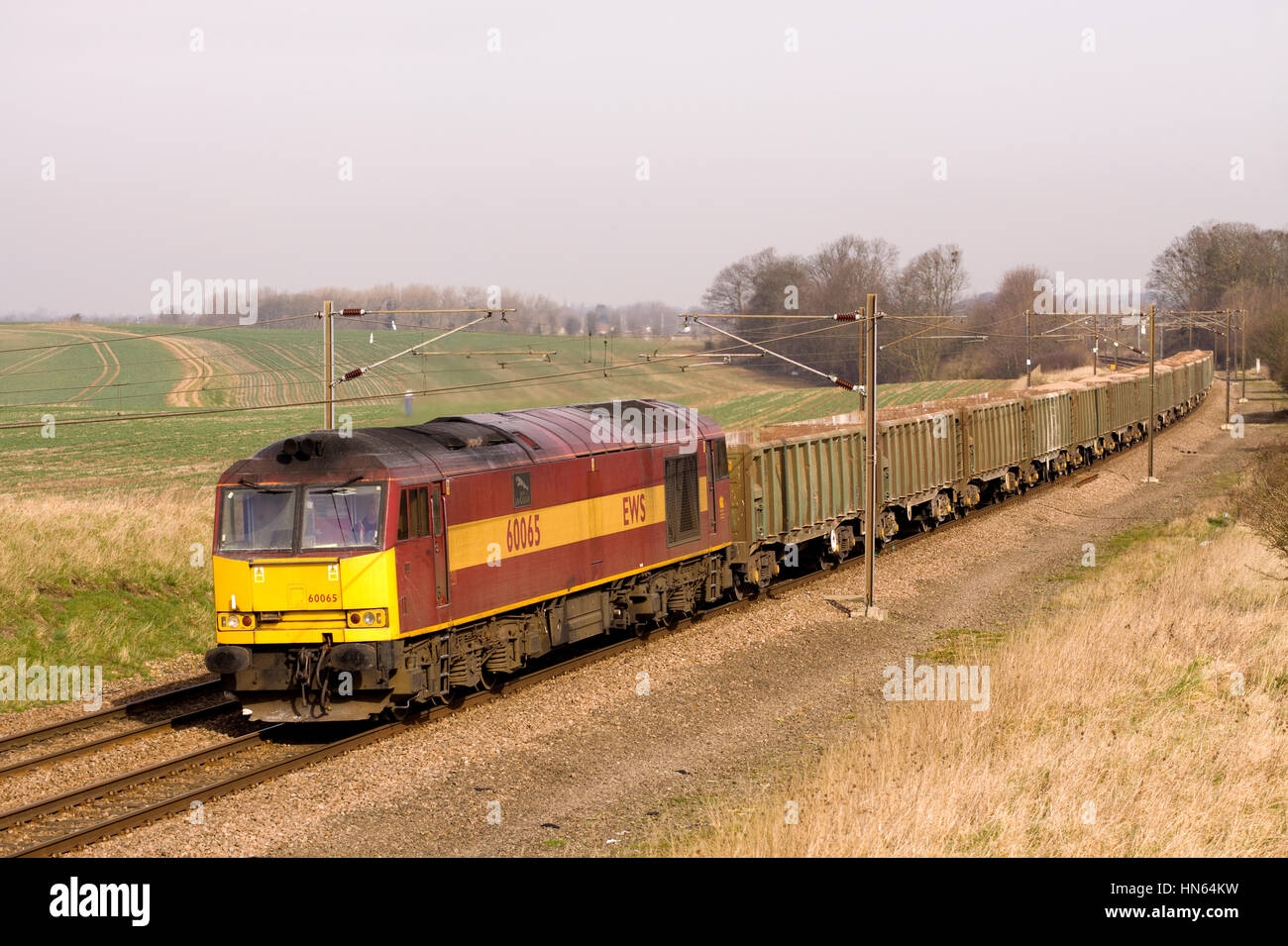 LITTLEBURY, CAMBRIDGESHIRE, ENGLAND - 17. MÄRZ 2009 - Eine EWS-Klasse 60 Lok 60065 Zuschlagstoff mit Arbeitsladung. Stockfoto