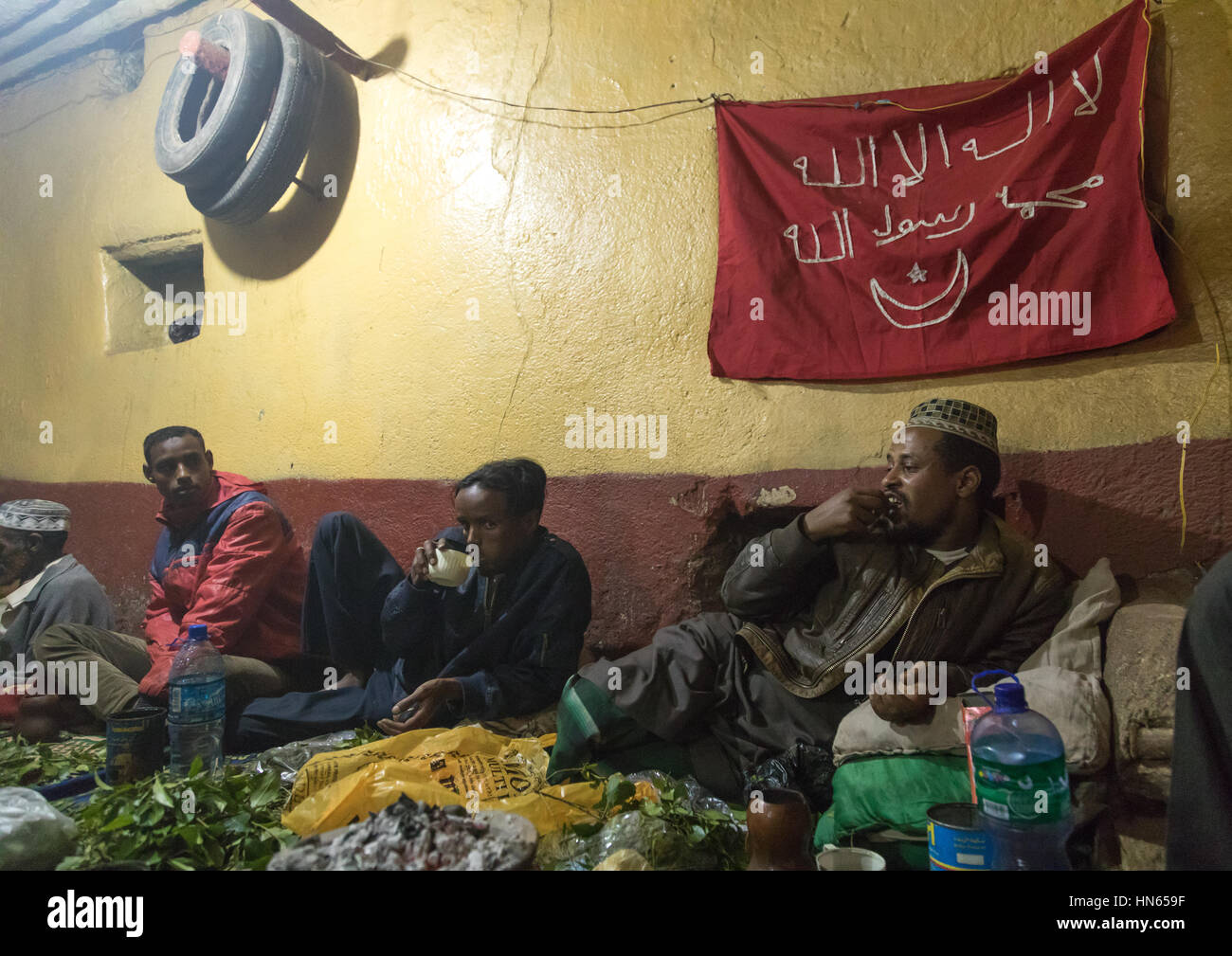 Äthiopischen Volkes Kauen von Khat während einer Sufi Zeremonie führen durch Amir Redwan in Ummi Tahir Nabigar, Harari Region, Harar, Äthiopien Stockfoto