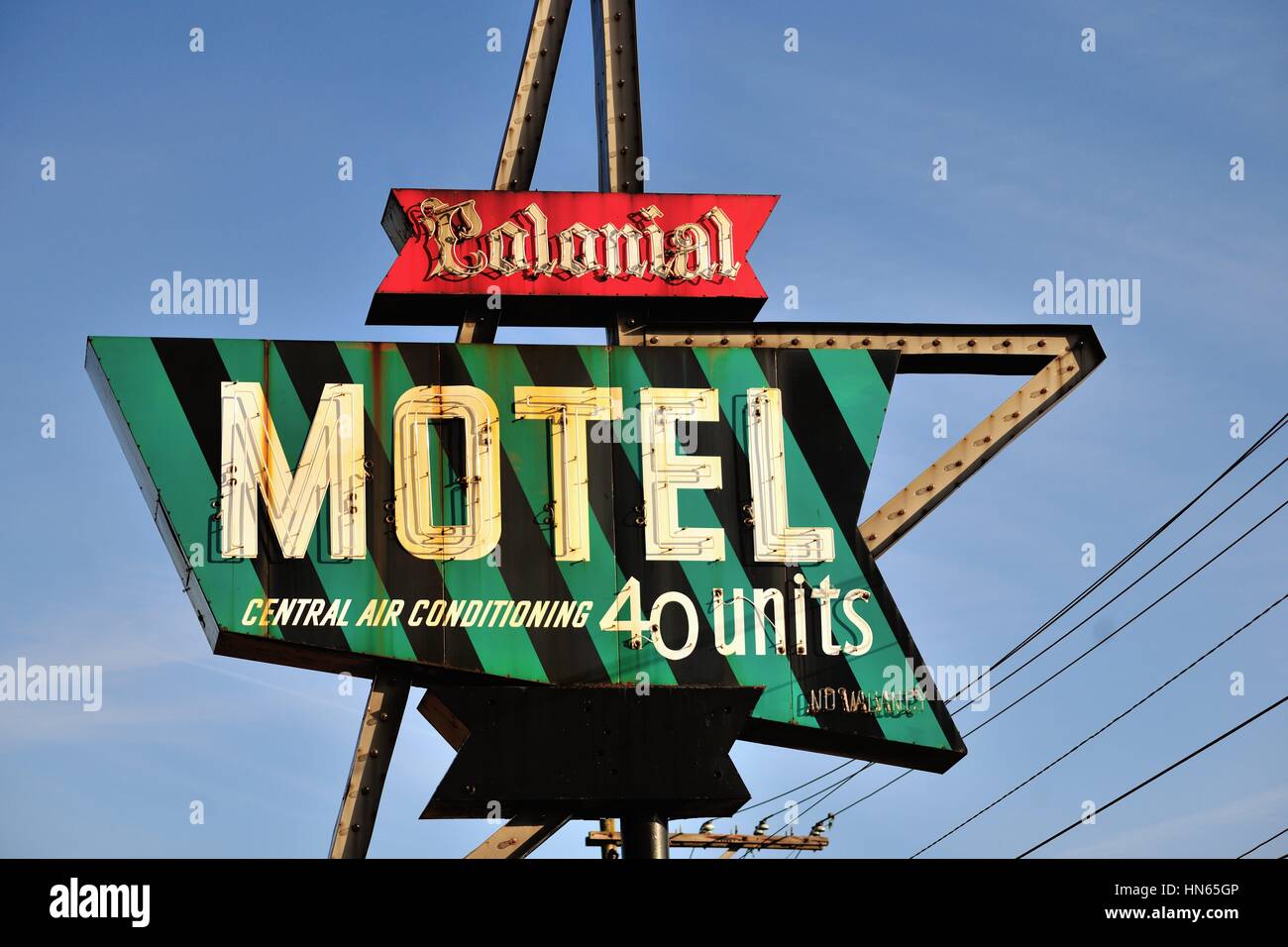 Ein Ausflug in eine andere Zeit, ein Motel, typisch für jene in den Vereinigten Staaten in den 50s 60s und 70s, besteht noch in Elgin, Illinois, USA. Stockfoto