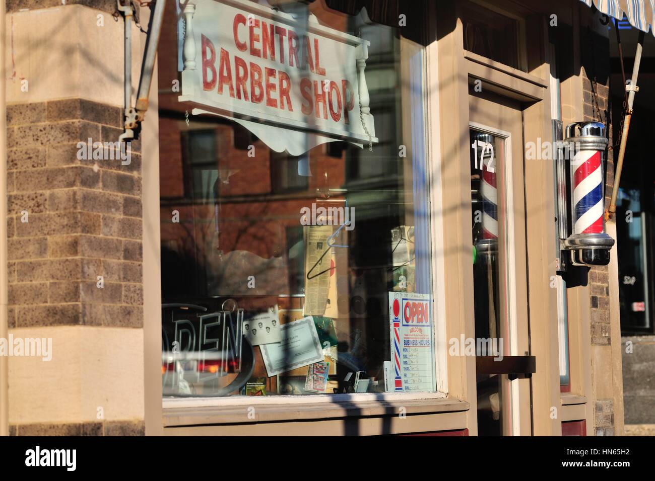 Ein Link zu einer anderen Zeit, einem Friseur pole Fronting einen altmodischen Friseur in Elgin, Illinois, USA. Stockfoto