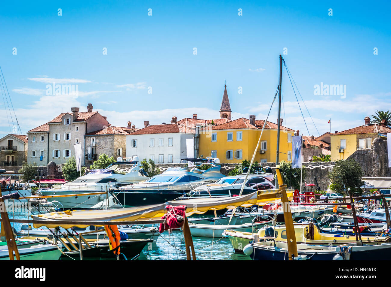 Schönen Sommer Blick auf Budva Stadt, beliebten touristischen Ort in Montenegro, Europa. Stockfoto