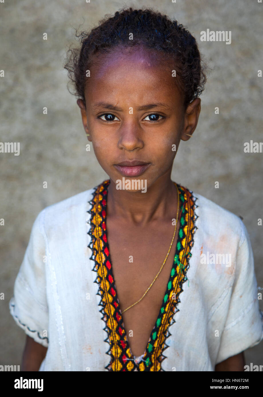 Porträt eines äthiopischen Kind Mädchen in traditioneller Kleidung, Afar-Region, Assaita, Äthiopien Stockfoto