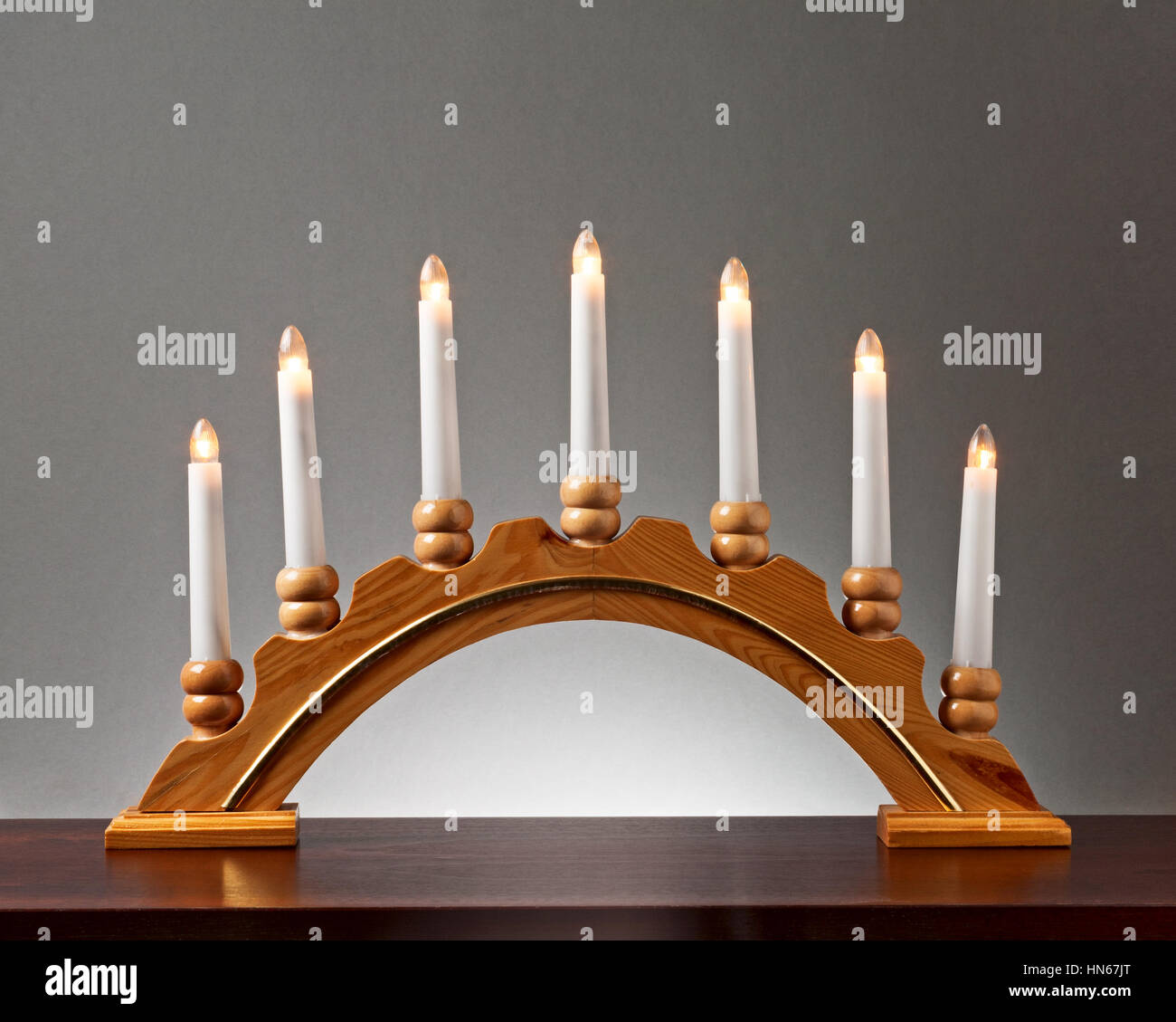 Weihnachten-Holz-Kerze-Halter mit Glühbirnen auf grauem Hintergrund, Beleuchtung und Dekoration für die Adventszeit Stockfoto