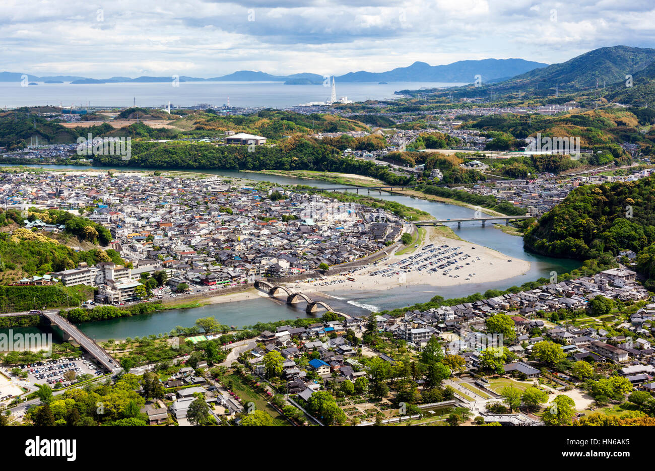 Iwakuni, Japan - 3. Mai 2012: hohe Sicht der Nishiki River schlängelt durch Iwakuni mit Japans Binnenmeer in der Ferne. Die historische 5-a Stockfoto