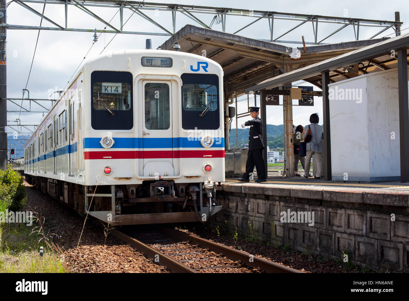 HIROSHIMA, JAPAN - 4. Mai: A JR Zug wartet am Bahnsteig des Bahnhofs Mitaki, Hiroshima, Japan auf 4. Mai 2012. Der Zug Wache steht auf der Stockfoto