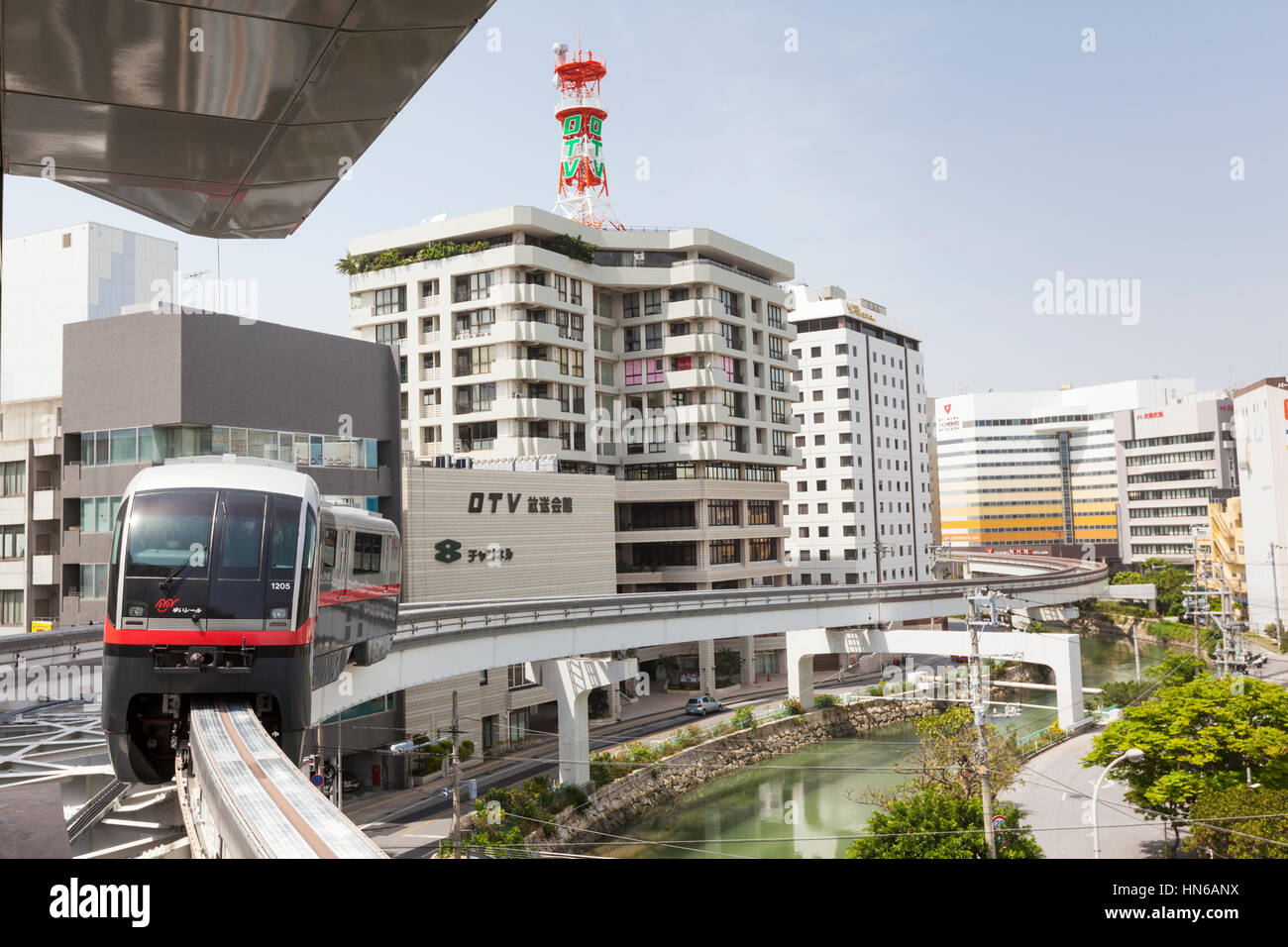 NAHA, JAPAN - 1.April: Ein Zug schlängelt sich vorbei an modernen Gebäuden auf der Okinawa City Monorail-Linie in Naha, Insel Okinawa, Japan am 1. April 2012. Die mo Stockfoto