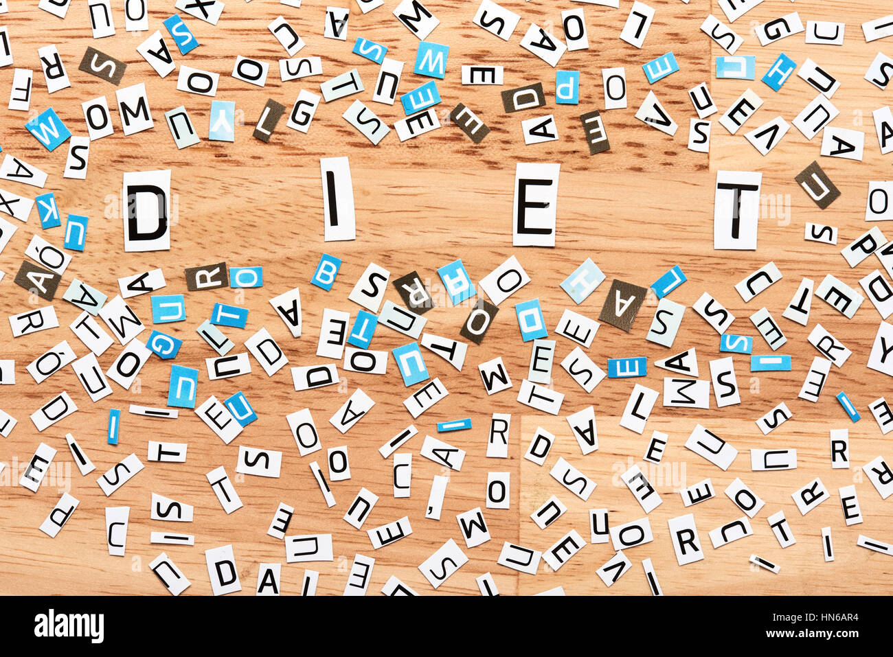Das Wort Diät ausgeschnitten Buchstaben auf Holztisch Stockfoto
