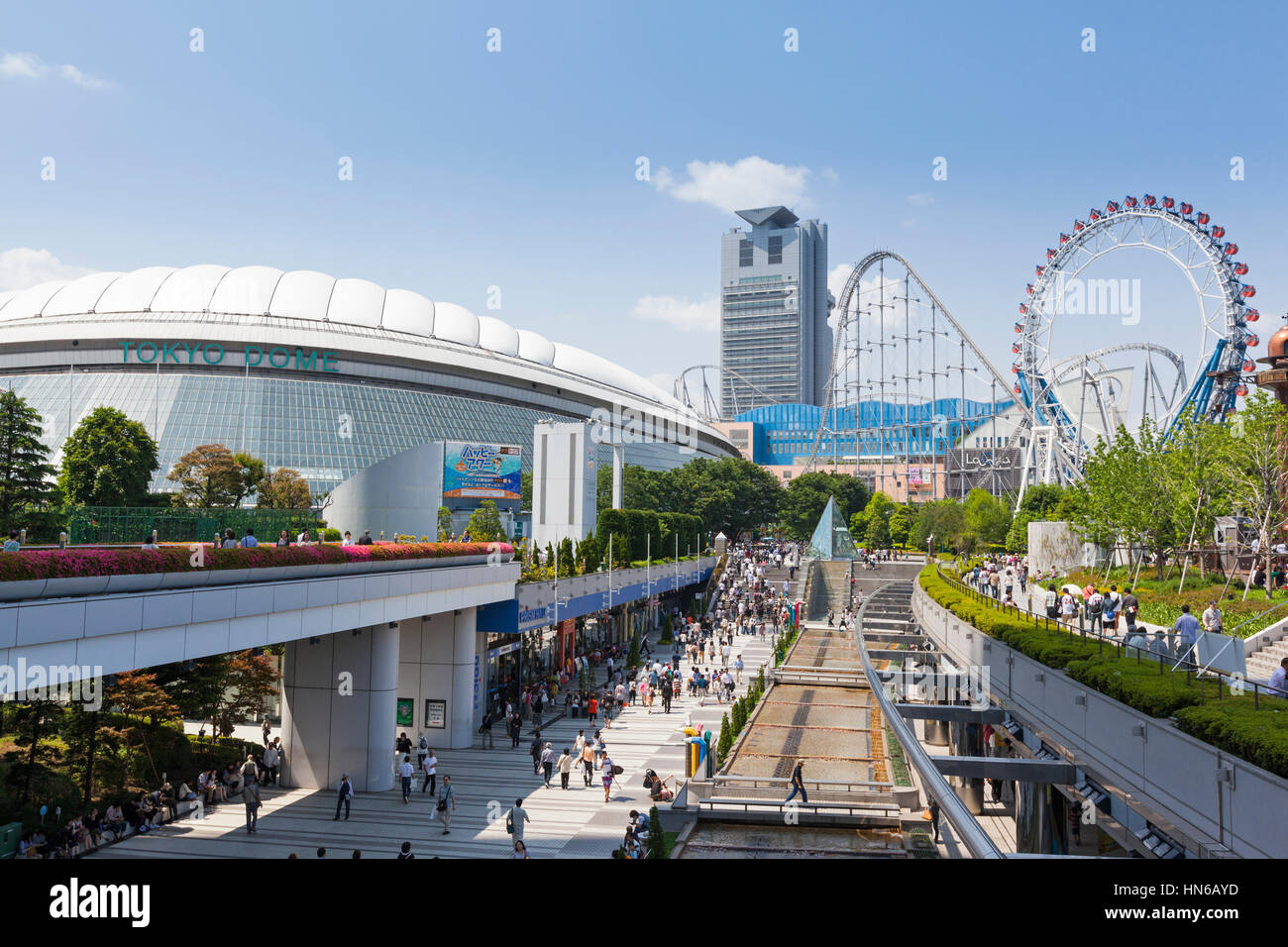 Tokio - 27 Mai: Gesamtansicht der Tokyo Dome City, einem Vergnügungsviertel in Tokio am 27. Mai 2012. Zu den Attraktionen zählen im Tokyo Dome, ein all Stockfoto