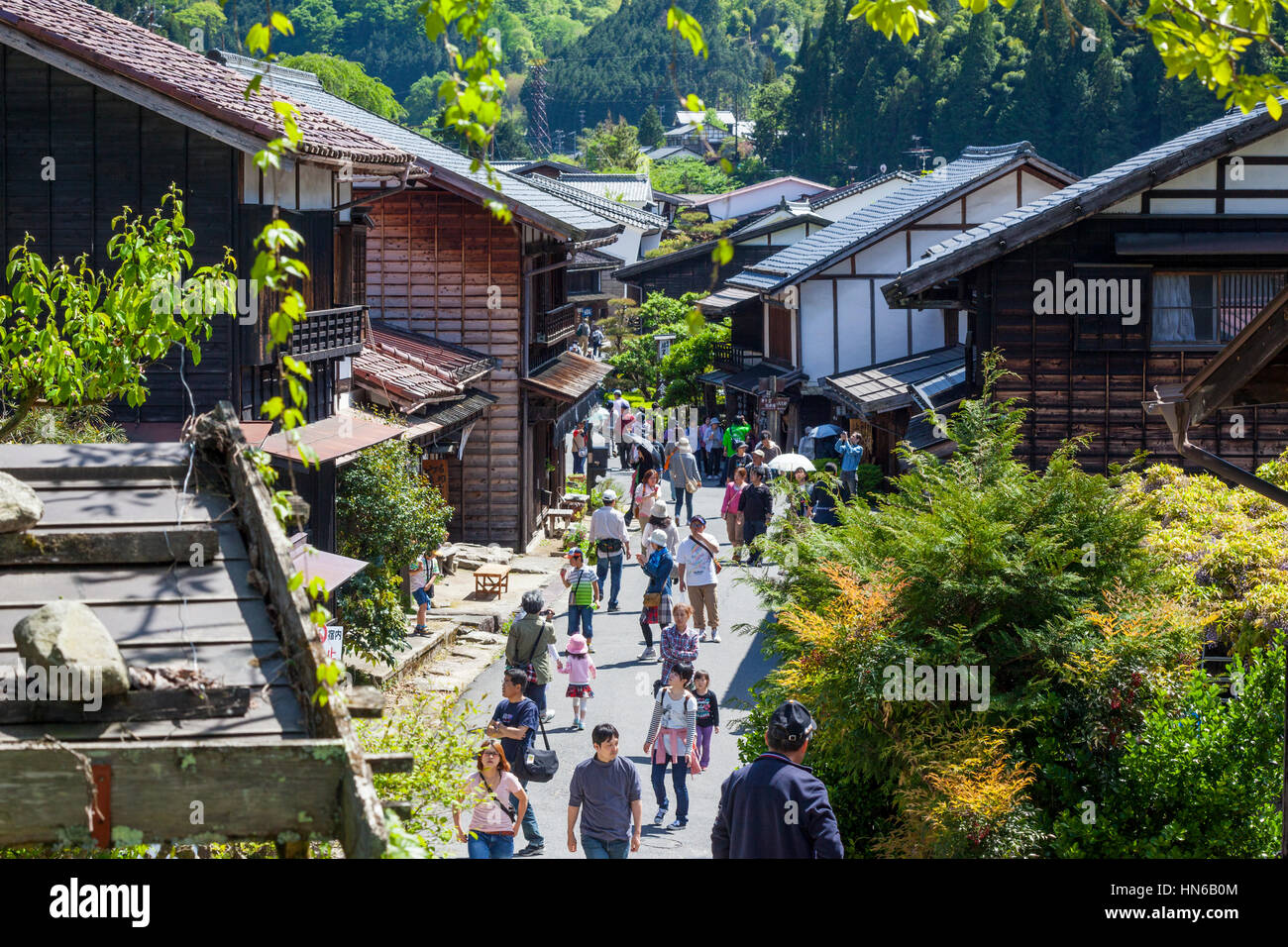 TSUMANGO, JAPAN - Mai 12: Touristen in Tsumango, Kiso-Tal, Japan am 12. Mai 2012. Die malerische Stadt ist ein beliebtes Touristenziel wegen der Stockfoto