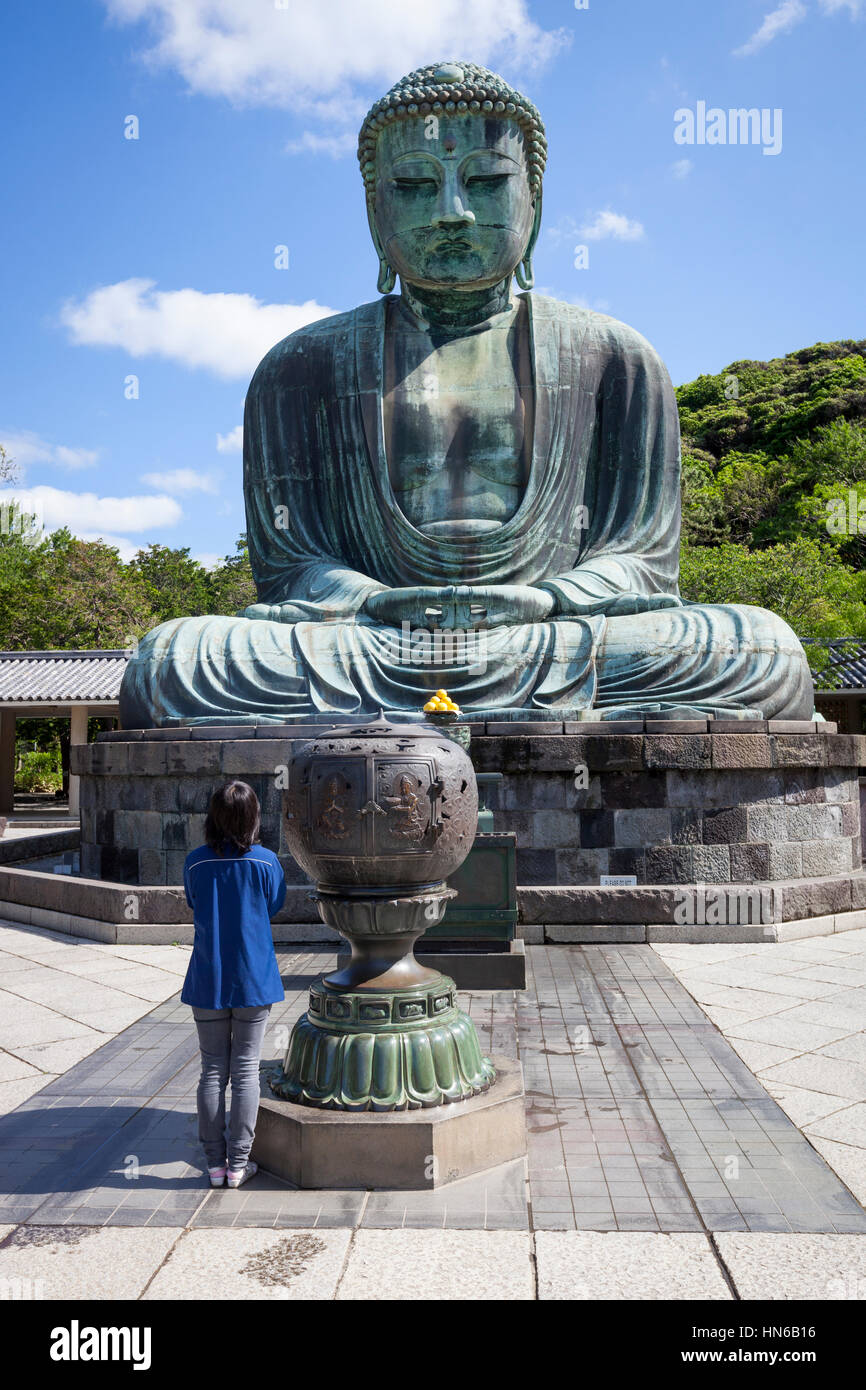 KAMAKURA, JAPAN - 23. Mai: Eine Frau betet vor großen Buddha Daibutsu in Kotoku-in-Tempel in Kamakura, Japan am 23. Mai 2012. Die Bronze Bud Stockfoto