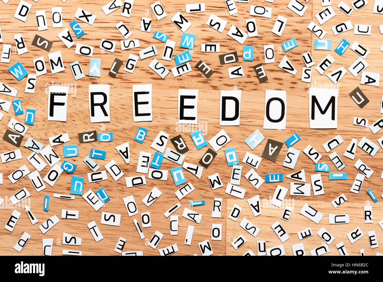 Das Wort Freiheit schneiden Sie Buchstaben auf Holztisch Stockfoto
