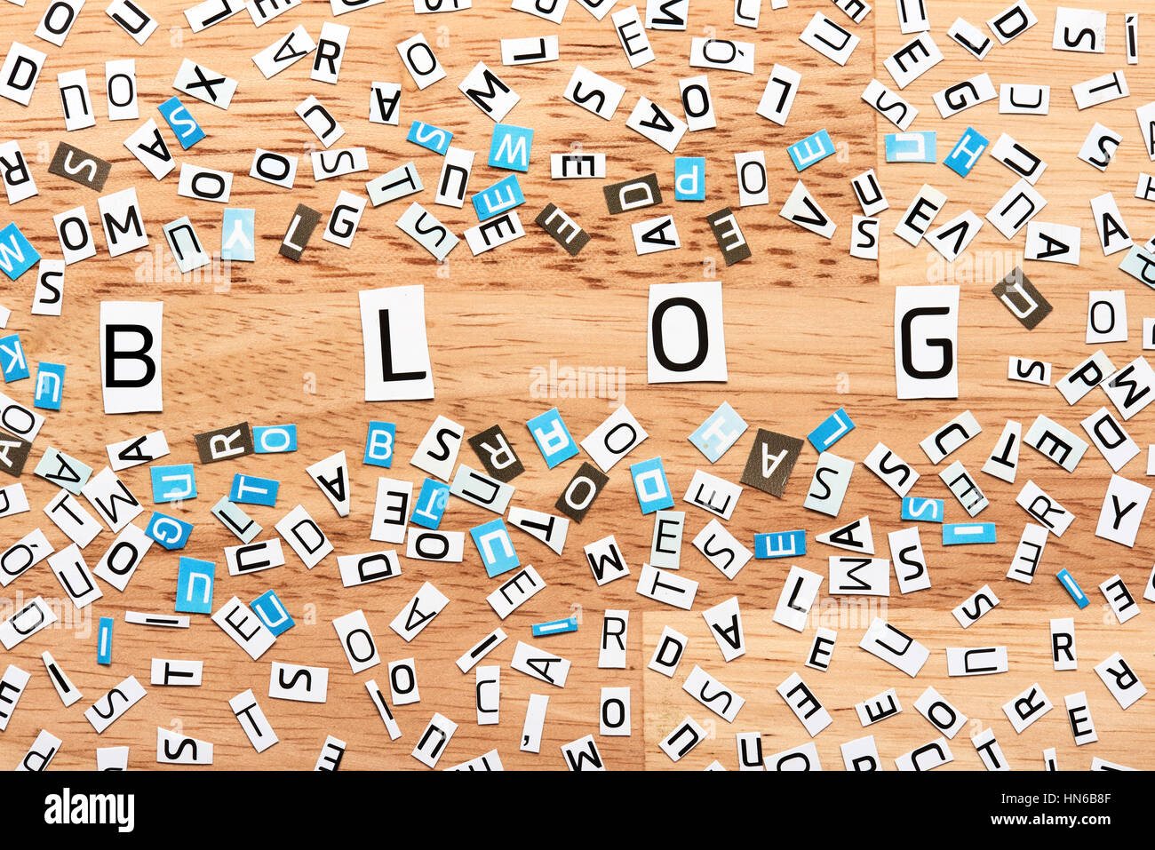 Blog das Wort Ausschneiden von Buchstaben auf Holztisch Stockfoto