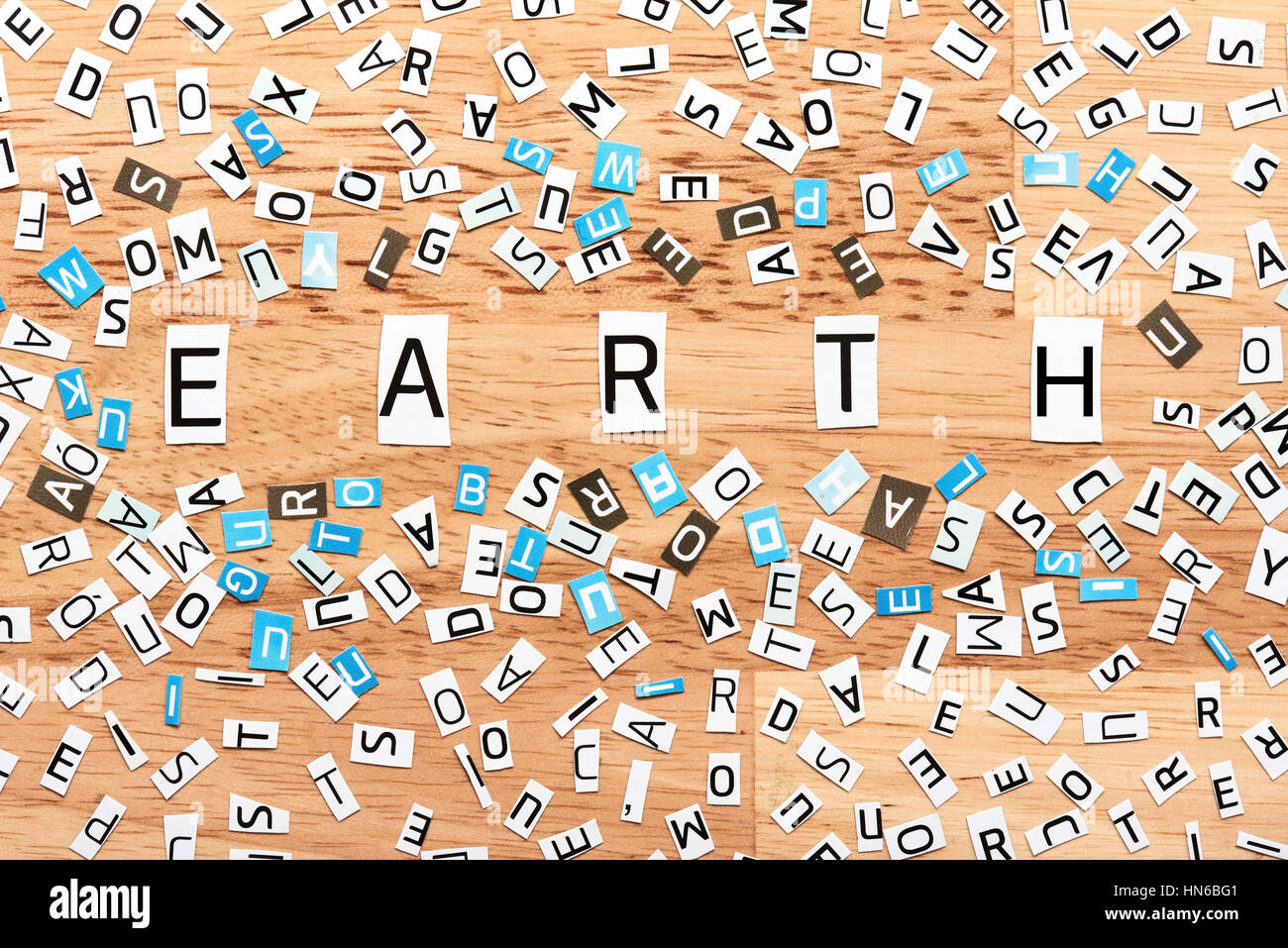 das Wort Erde Ausschneiden Buchstaben auf Holztisch Stockfoto