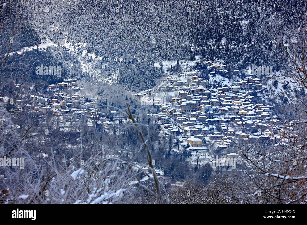 Megalo Chorio (bedeutet "großes Dorf") eines der schönsten Dörfer auf Evrytania, an den Hängen des Kaliakouda Gebirges, Zentralgriechenland Stockfoto
