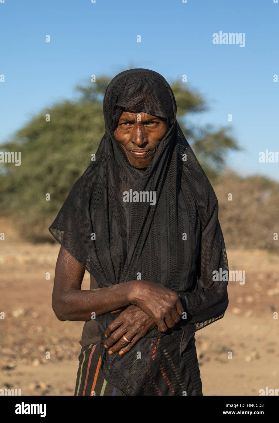 Porträt einer senior Afar-Stamm-Frau mit einem schwarzen Schleier, Afar-Region, Chifra, Äthiopien Stockfoto