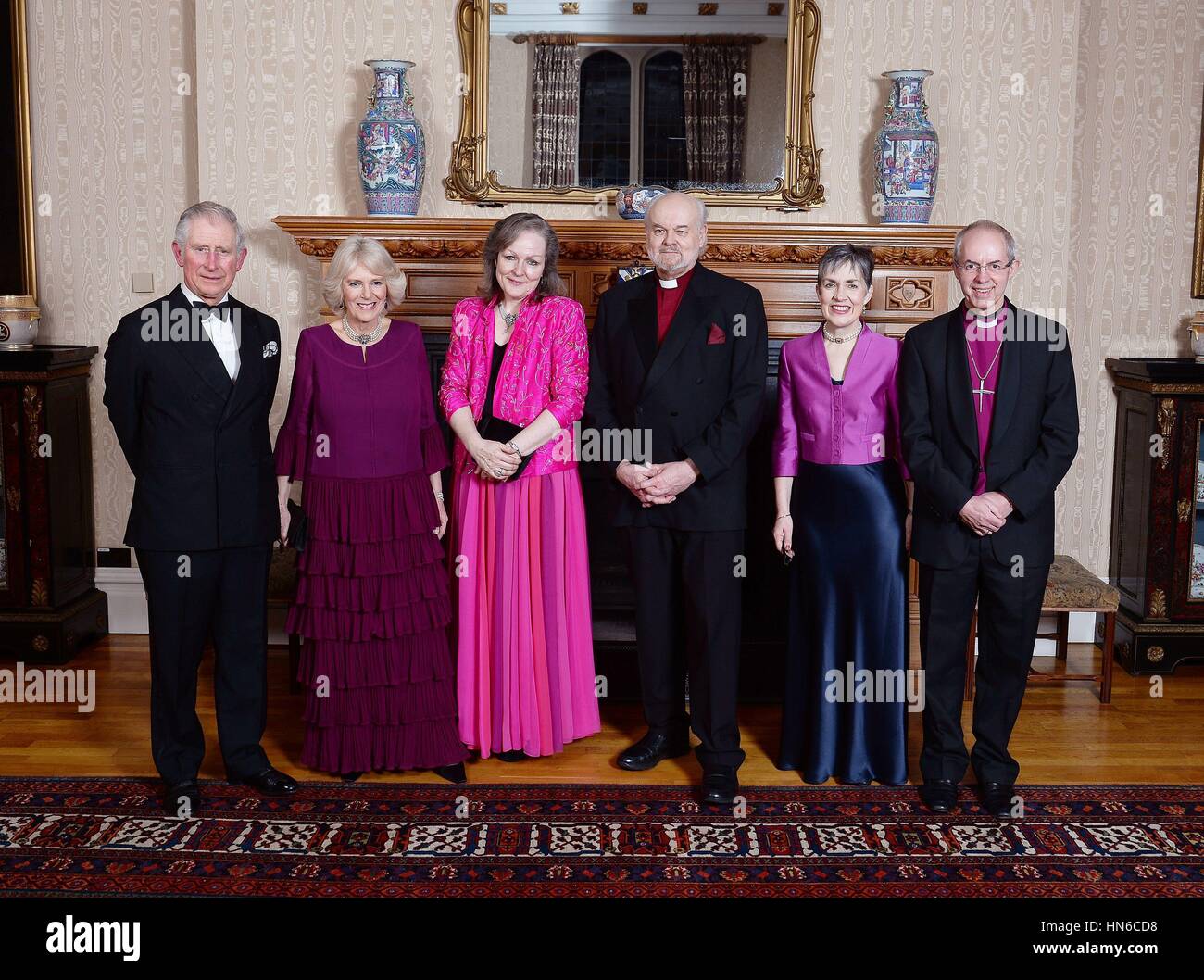 (links nach rechts) Der Prince Of Wales und der Herzogin von Cornwall, Frau Caroline Chartres mit ihrem Ehemann, dem Bischof von London, Richard Chartres und Frau Caroilne Welby und ihr Ehemann der Erzbischof von Canterbury, Justin Welby, posieren für ein Foto vor dem Abendessen anlässlich der Emeritierung von dem Bischof von London, Lambeth Palace im Zentrum von London. Stockfoto