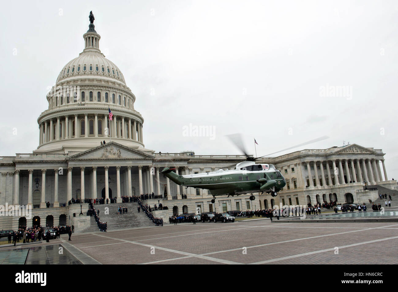 Ehemaliger US-Präsident Barack Obama und ehemalige First Lady Michelle Obama ausziehen aus dem US Capitol in Marine One Hubschrauber zum letzten Mal nach dem 58. Presidential Inauguration 20. Januar 2017 in Washington, DC. Stockfoto
