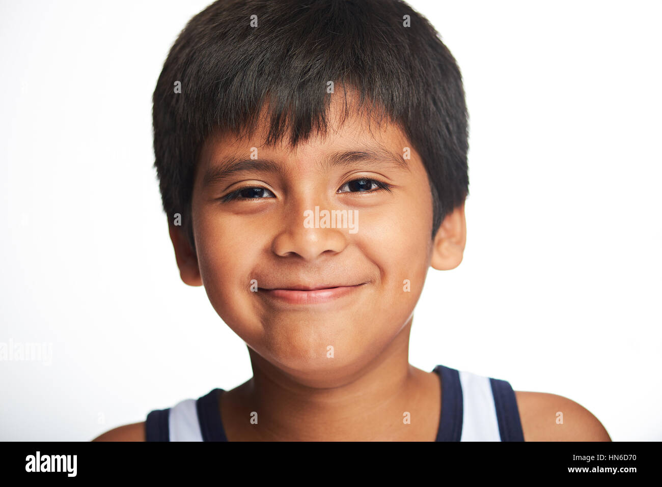 Porträt von hispanic kleiner Junge mit Lächeln isoliert auf weiss Stockfoto