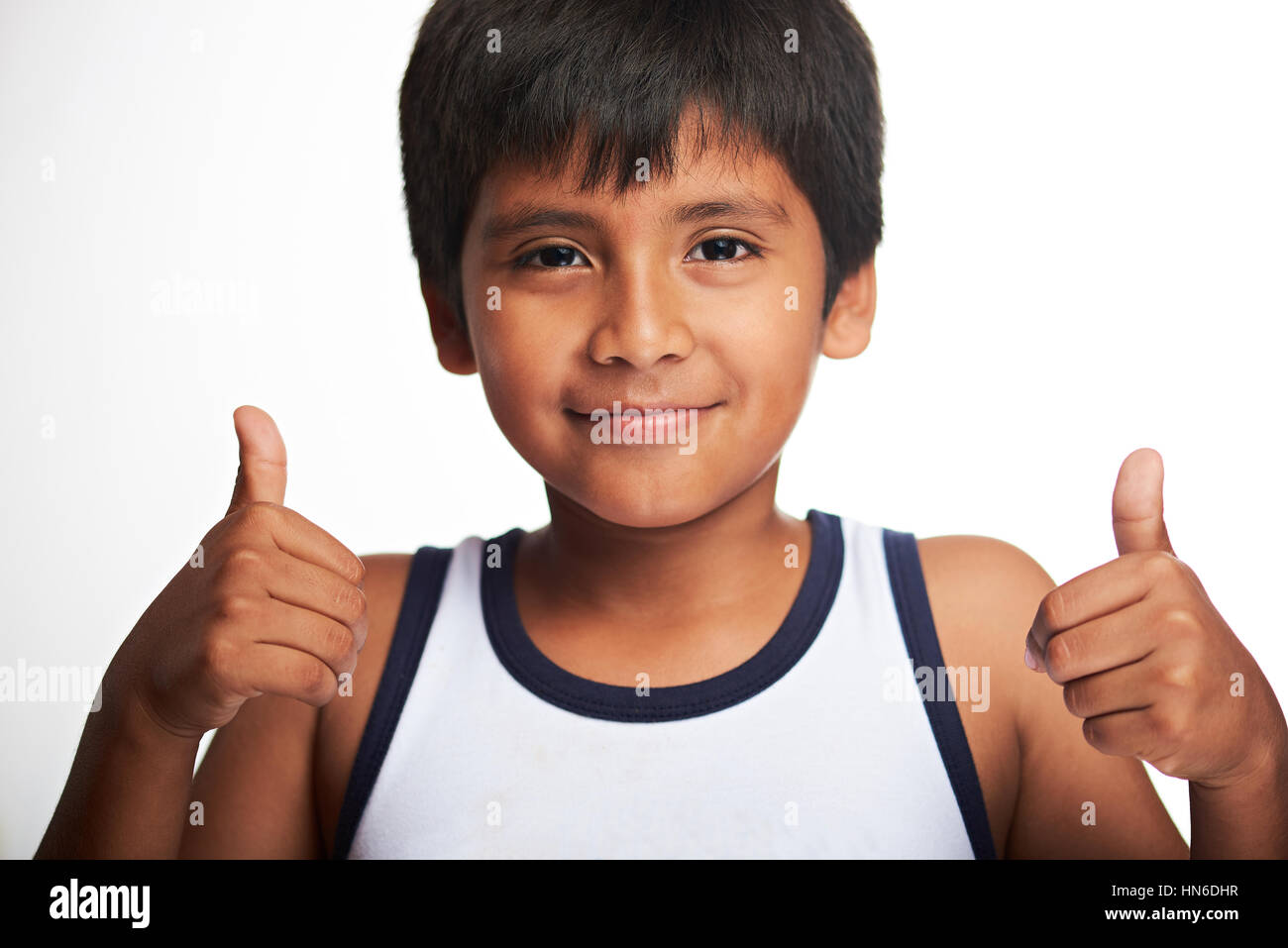 Latino Boy mit Daumen oben isoliert auf weißem Hintergrund Stockfoto