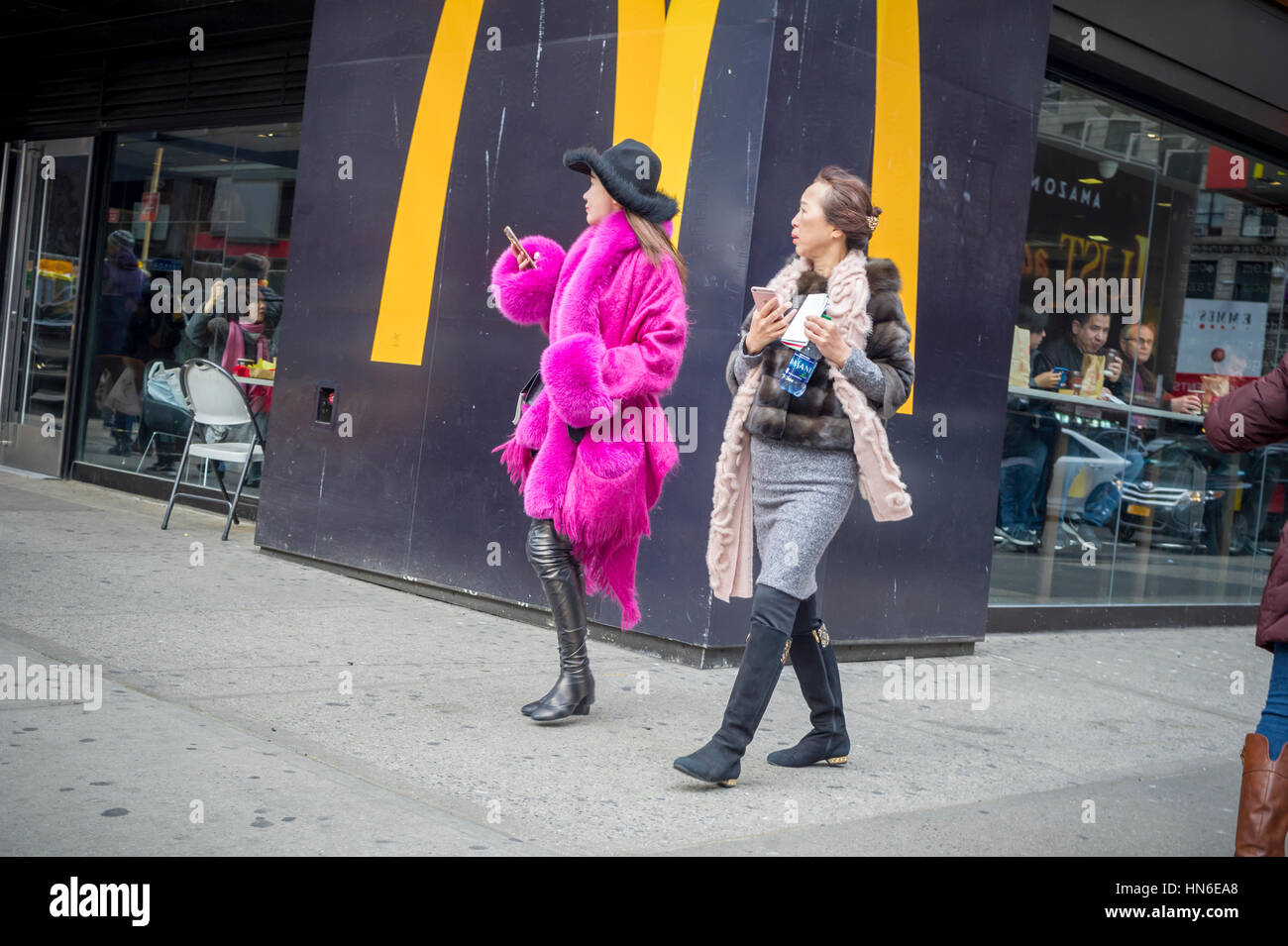 Fashion forward asiatische Touristen weitergeben Sonntag, 5. Februar 2017 ein McDonald's-Restaurant in Midtown Manhattan in New York. (© Richard B. Levine) Stockfoto