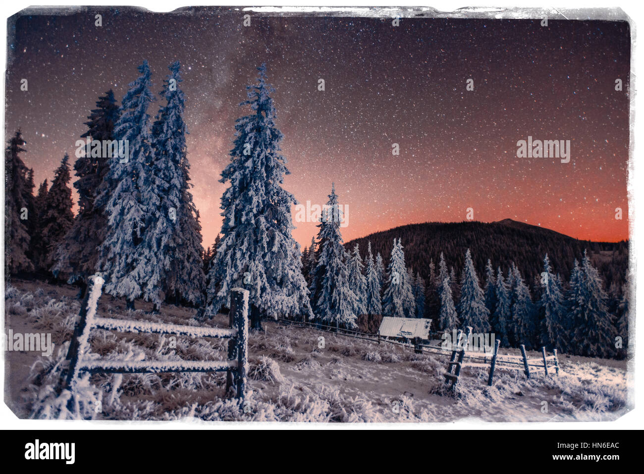 fantastische Winter Meteorschauer und die schneebedeckten Berge. VI Stockfoto