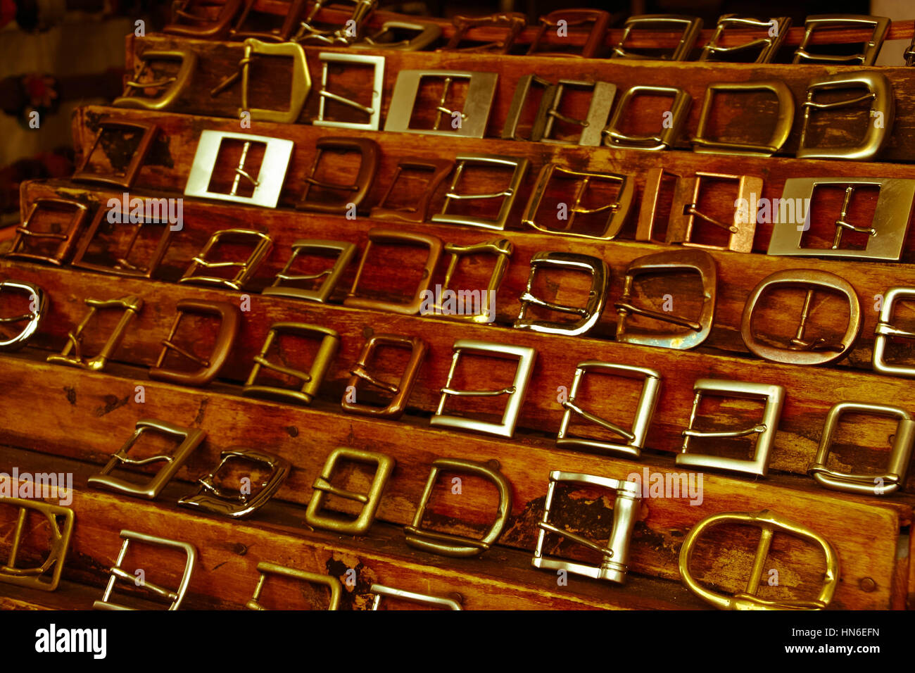 Marktstand verkauft eine Vielzahl von Gürtel Schnalle clips Stockfoto