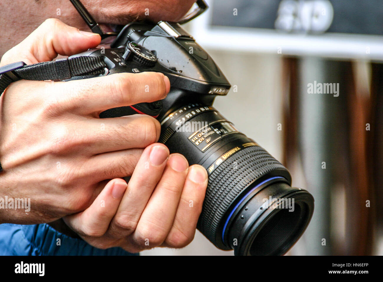 Aufnehmen eines Fotos mit einer DSLR-Kamera Mann Stockfoto