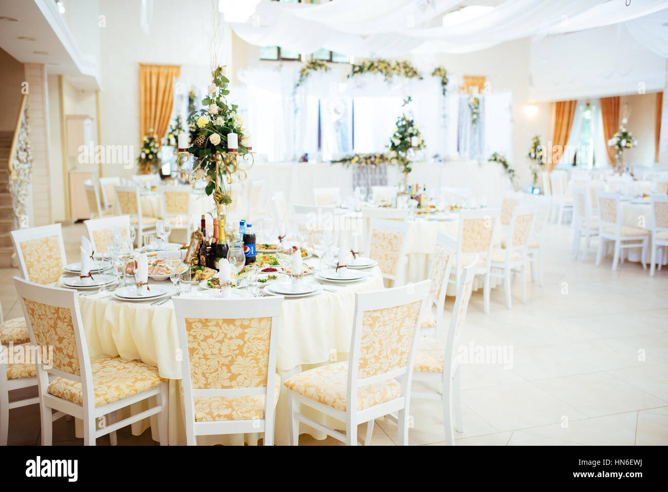 Innenraum einer Hochzeitsdekoration Zelt bereit für die Gäste Stockfoto