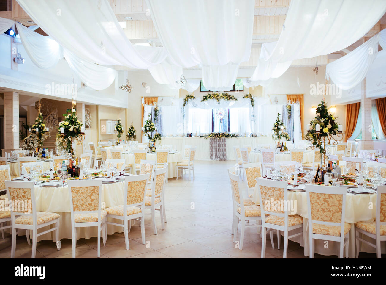 Innenraum einer Hochzeitsdekoration Zelt bereit für die Gäste Stockfoto