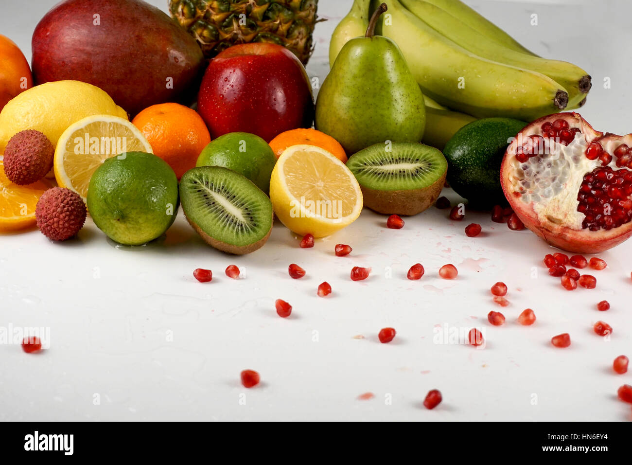 Satz von saftigen reifen tropischen Früchten auf einer weißen Fläche Stockfoto