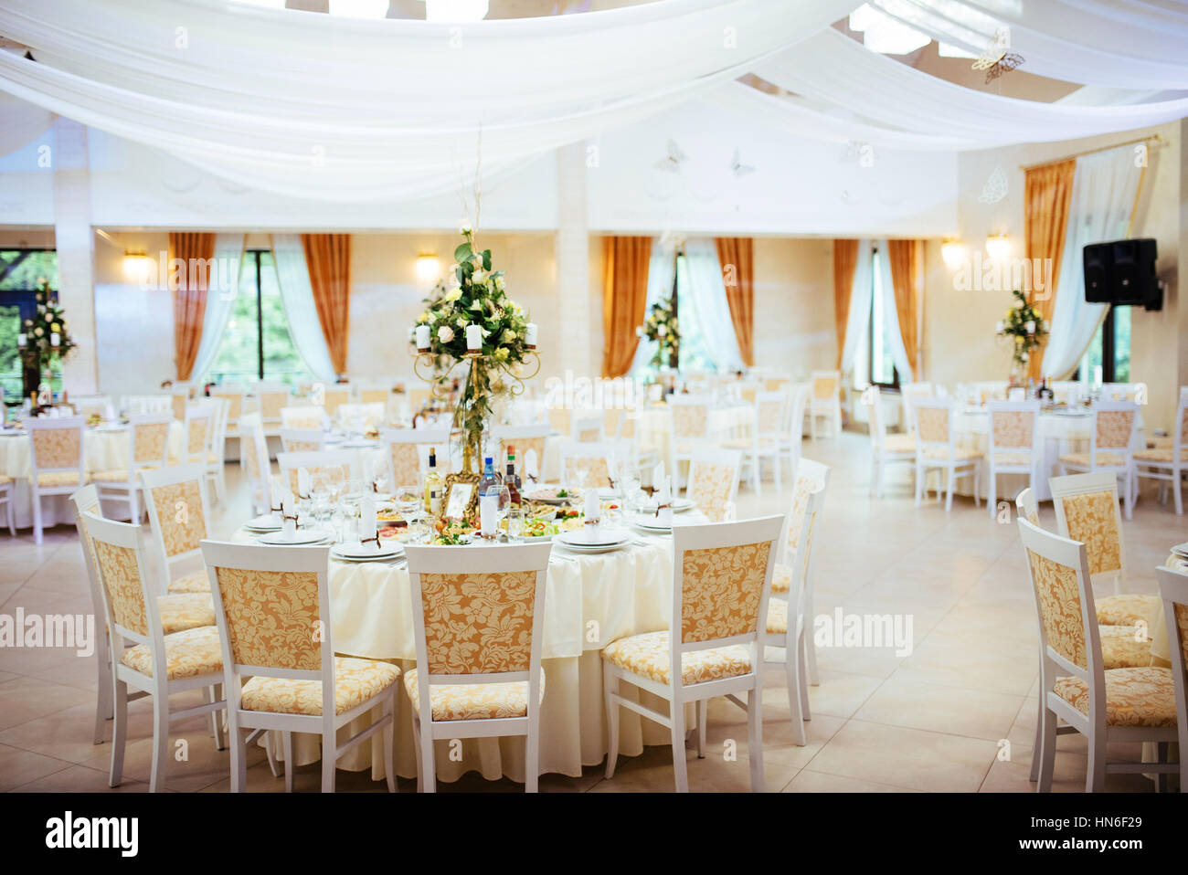 Innenraum einer Hochzeitsdekoration Zelt bereit für die Gäste Stockfoto