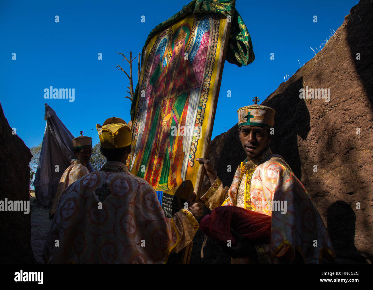 Mönche lüften Mariam Felsenkirche die Flags für Timkat fest, Amhara Region, Lalibela, Äthiopien Stockfoto