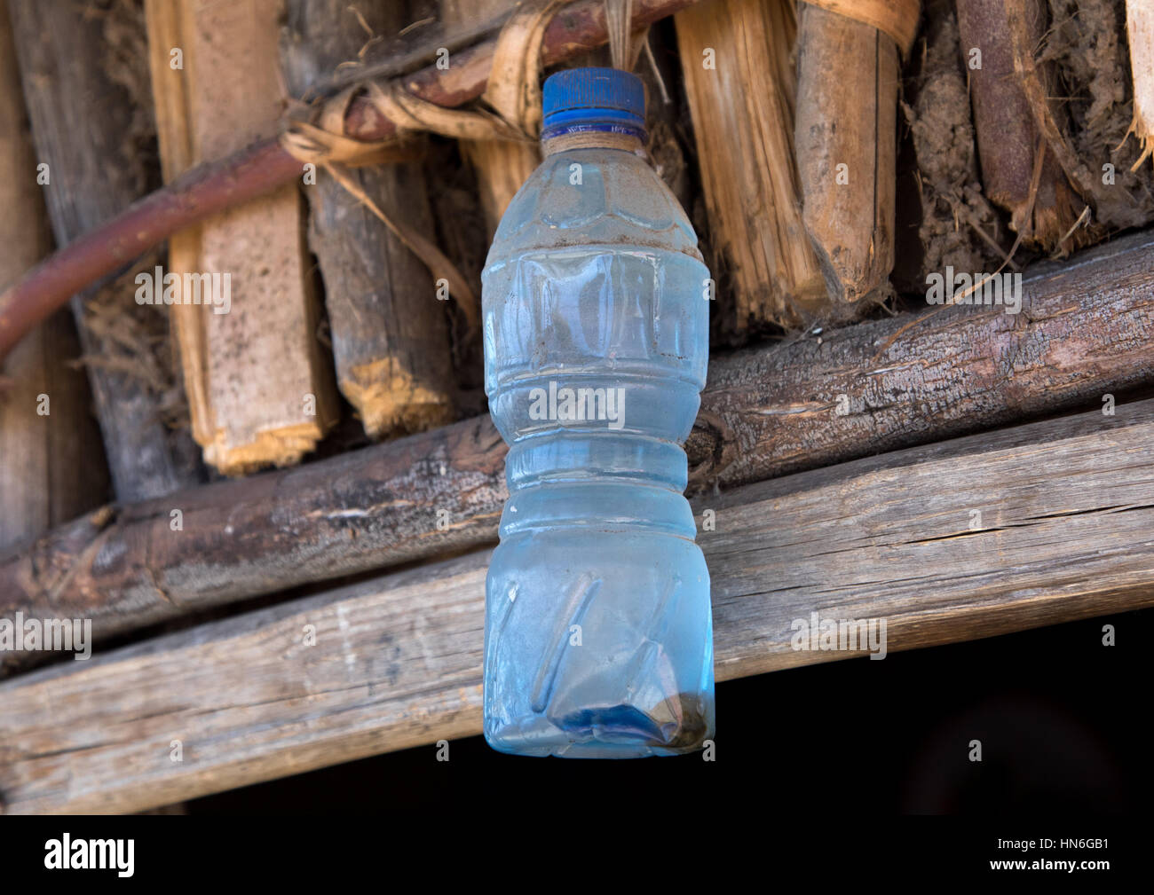 Kunststoff-Flasche Weihwasser in Asheten Mariam Fels gehauene Kirche bringen Glück und vertreiben die bösen Geister, Amhara Region, Lalibela, Äthiopien Stockfoto