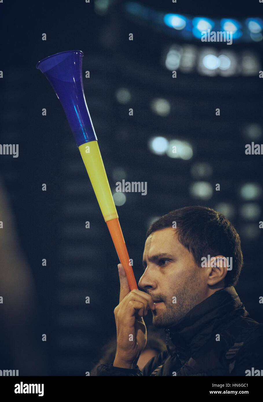 Bukarest, Rumänien - 6. Oktober 2013: Junger Mann bläst eine Vuvuzela während der Auffüllung Aufstand gegen die gold Cyanid Extraktion in Rosia Montana Stockfoto
